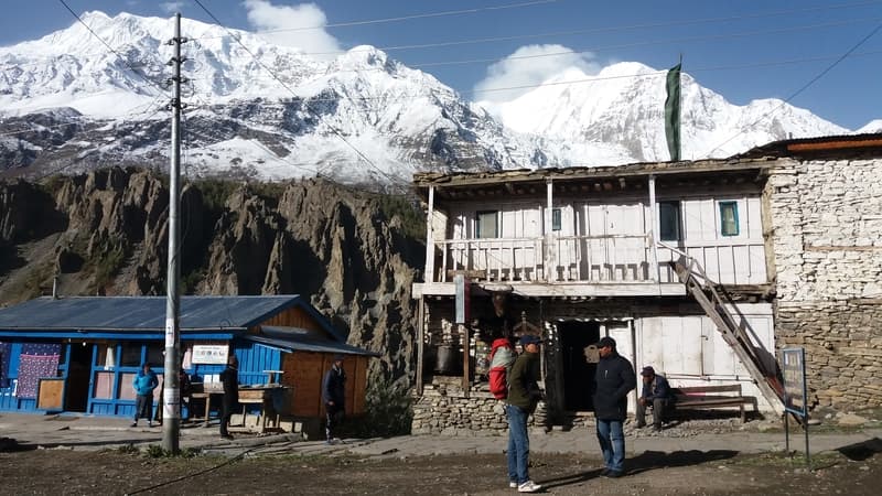 Rescuers Rush Up a Nepal Peak After 12 Disappear