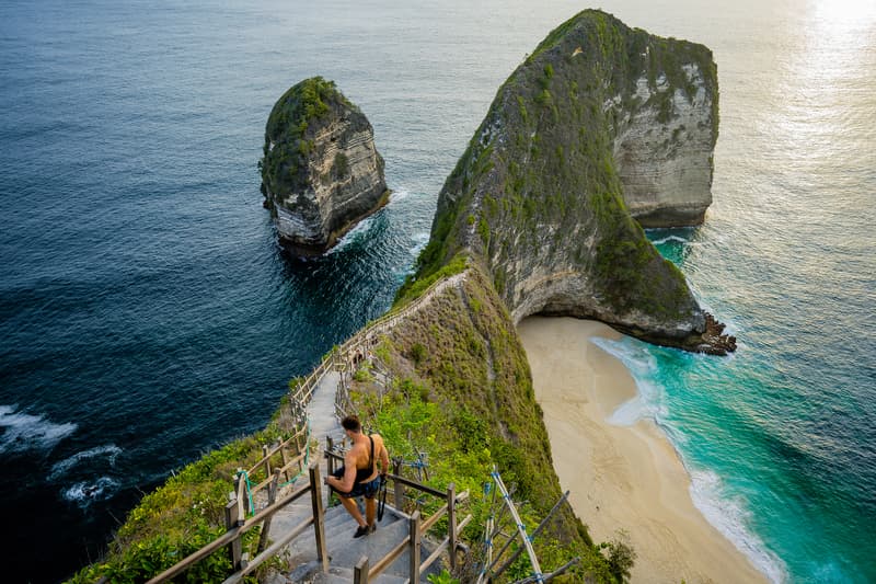 Tourist Plummets From 600 Foot Cliff in Paradise