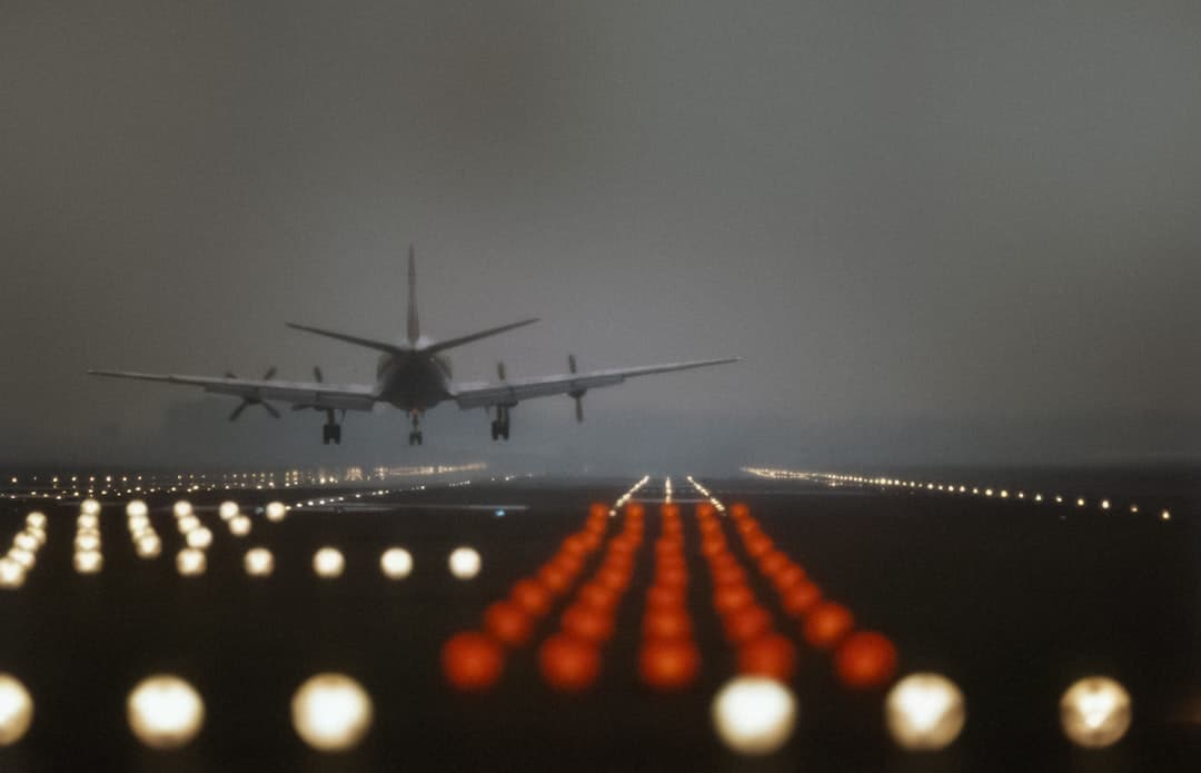 Titel: Een viermotorig propellorvliegtuig landt op Schiphol